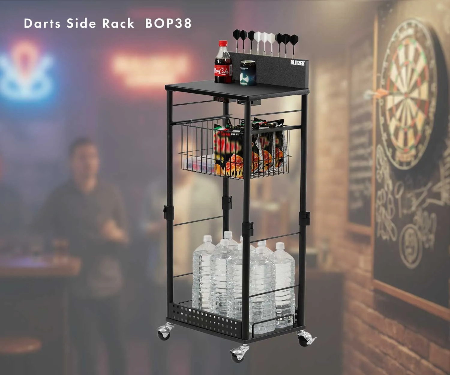 BOP38-BKの公式使用例。対象は黒いラック本体です。ダーツ、飲料、菓子、背景のボードは収納・設置例で、付属品ではありません。