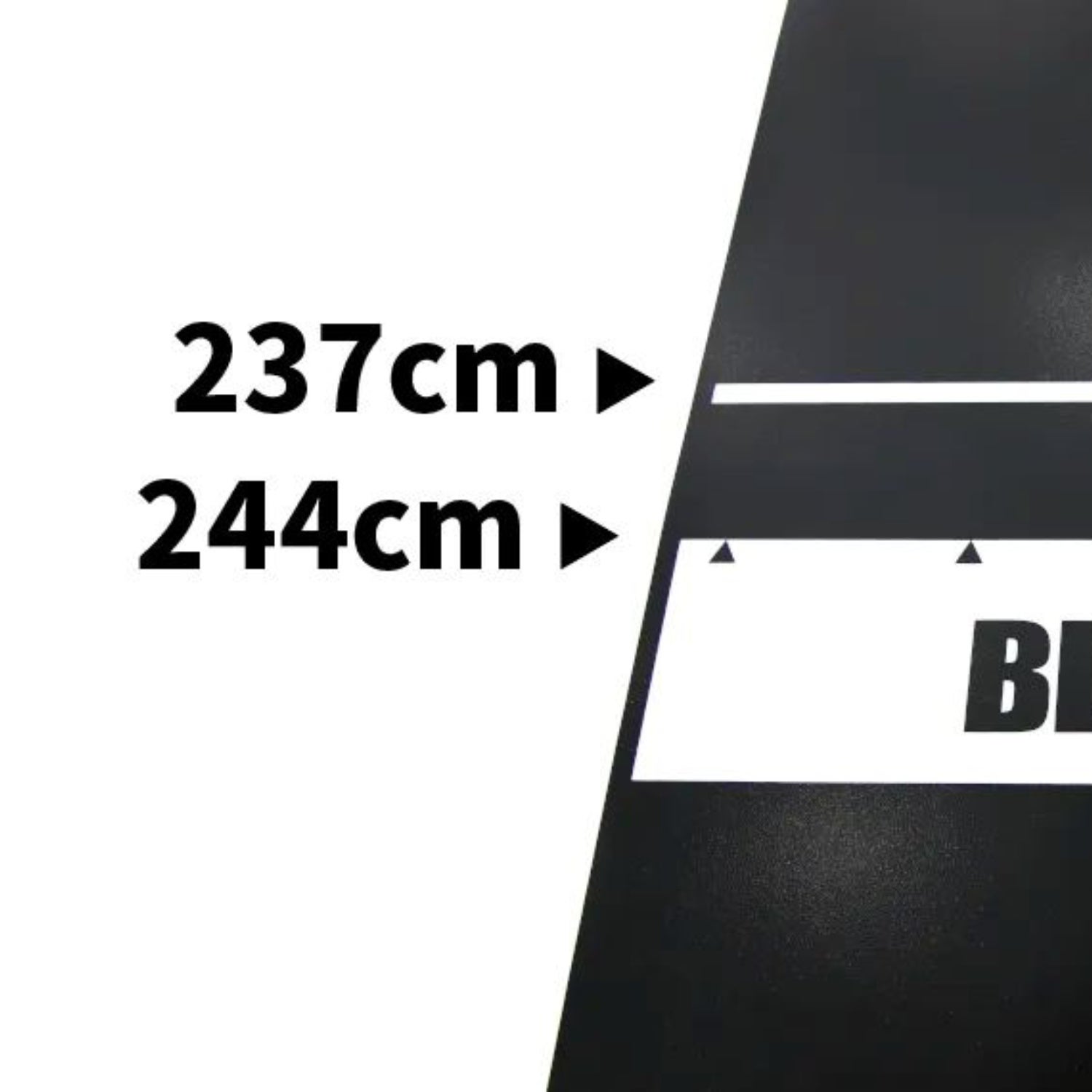 マットに印刷されたスローライン。ハード用237cmの目盛りもあるがハードチップは使用不可。