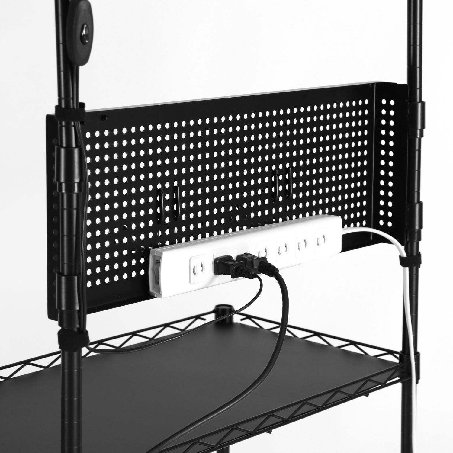 配線を裏へ逃がすパンチングボード。写っている電源タップは付属品ではない。