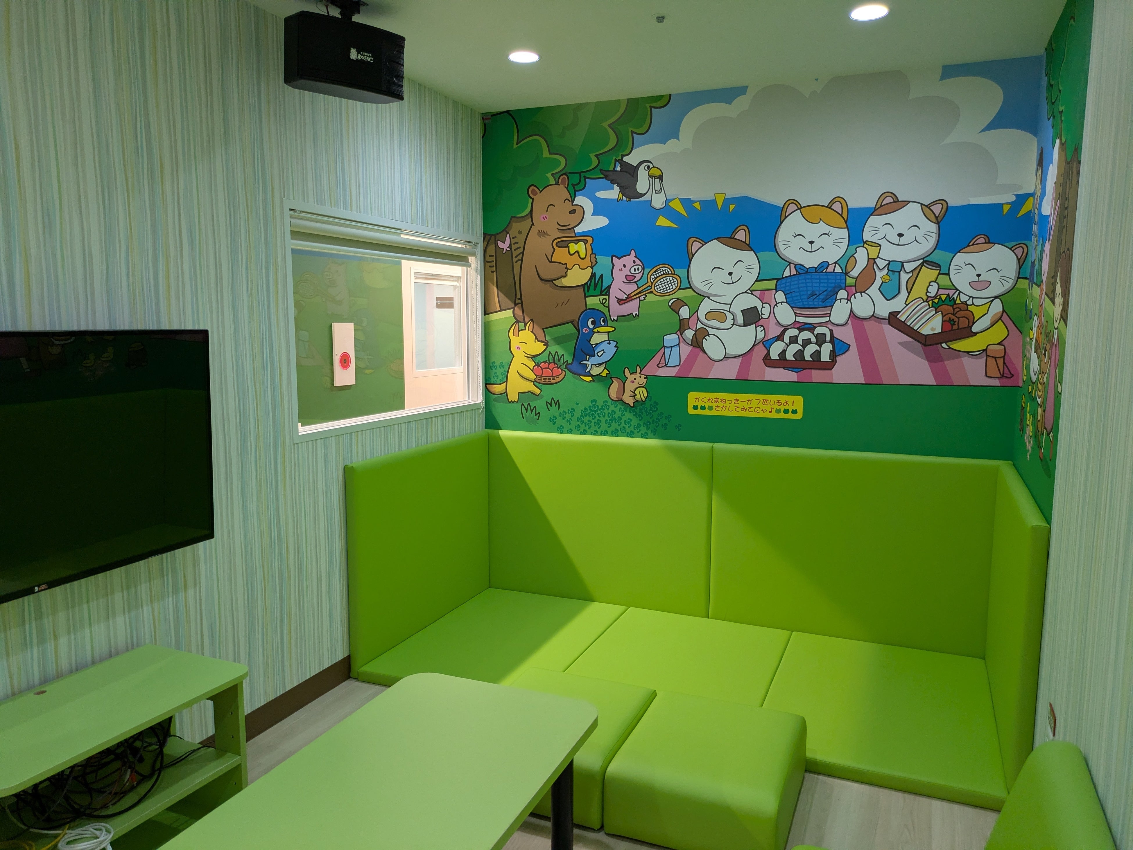開店発表が長野高田店のキッズルームとして掲載した写真。ダーツの投てき場所や子どもの利用条件を示す写真ではありません。
